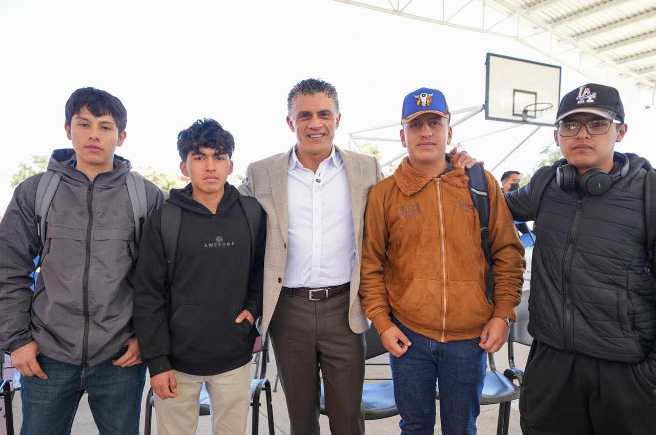 Dialoga Alfonso Sánchez García con estudiantes y agricultores